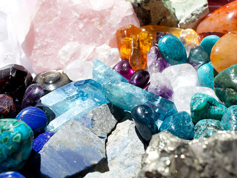 Minerales y piedras de colores